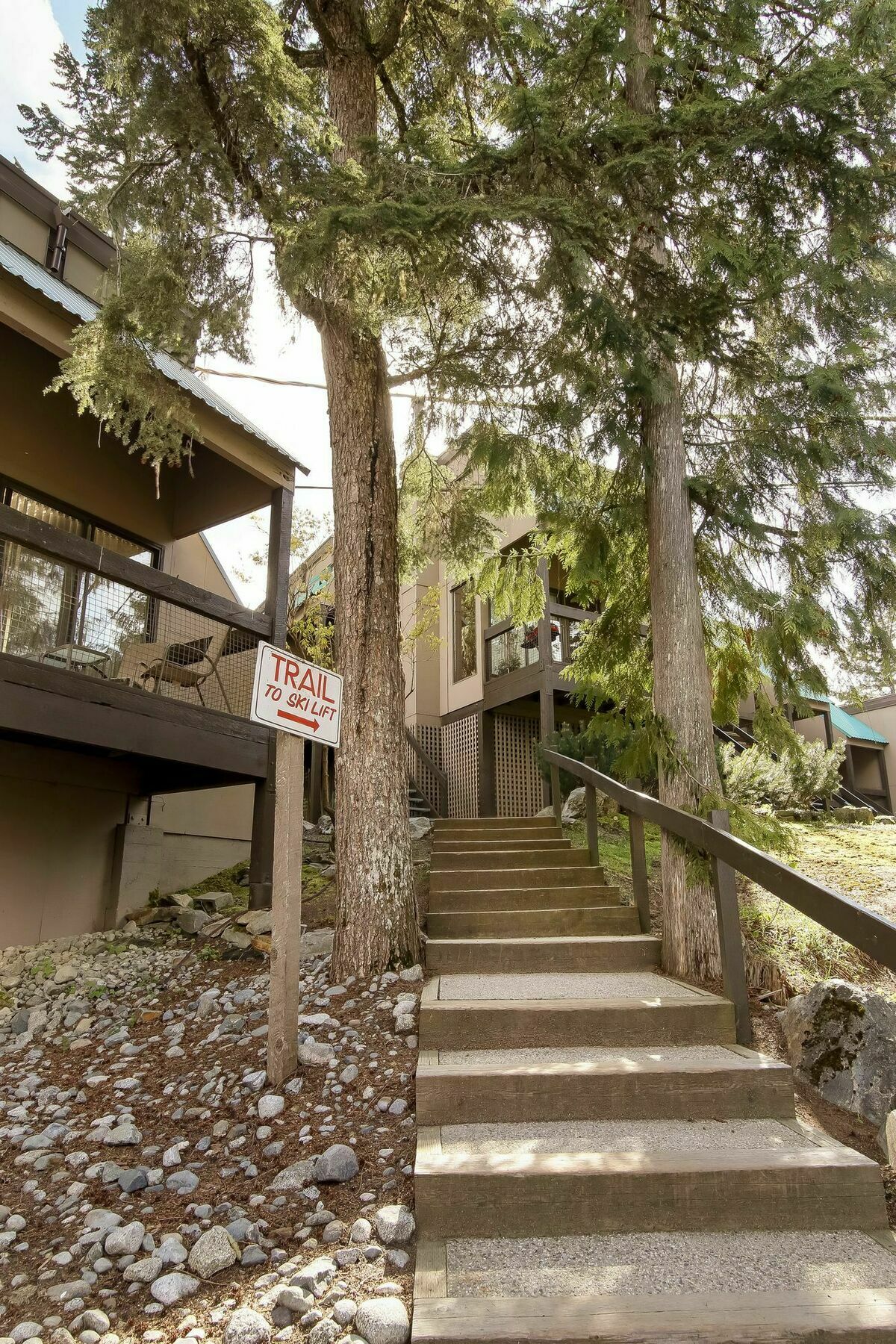 Whiski Jack Creekside Whistler Exterior photo